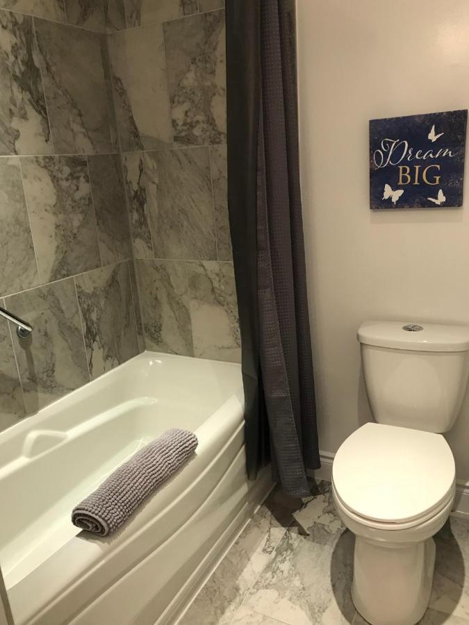 Ottawa Downtown Executive Apartment Retreat With Private Balcony Near Bank Street - Sleep Max 2 Exterior photo